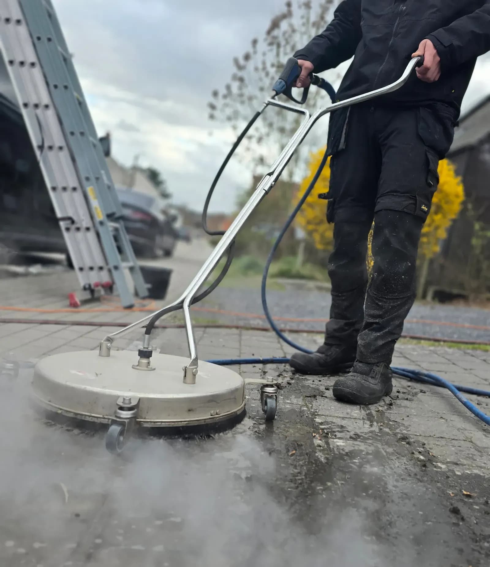 Terras en oprit reiniging met een stoommachine